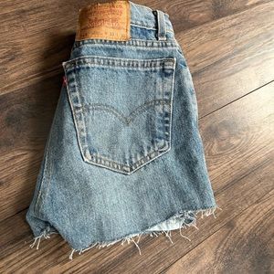 Levi denim shorts #reposh W33